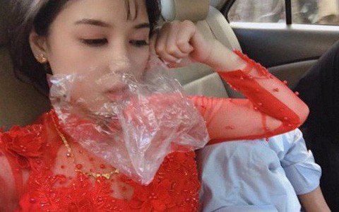 Hình ảnh cô dâu say xe bịt mũi bằng giấy ăn, đeo túi bóng trên miệng nhưng trước khi "sấp mặt" vẫn phải selfie khiến nhiều người bật cười