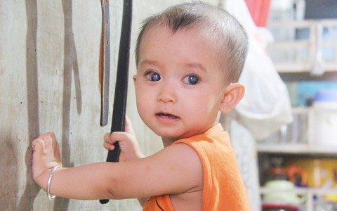"Em quỳ gối xin mọi người hãy cứu lấy Gia Anh, không được ghép giác mạc con em sẽ mù vĩnh viễn"