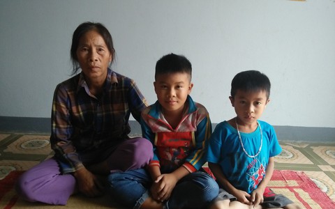 Biết sẽ bại liệt năm 12 tuổi, 2 đứa trẻ mồ côi vẫn vô tư ước lớn nhanh kiếm tiền nuôi mẹ