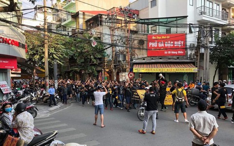 Fan Malaysia đại náo trên phố cổ Hà Nội trước cuộc so tài với Việt Nam ở AFF Cup 2018