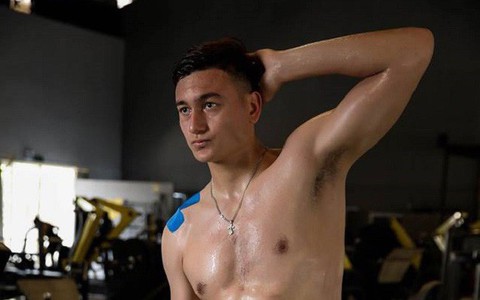Clip thủ thành Đặng Văn Lâm khoe giọng hát cùng body cực chuẩn bất ngờ "hot" trở lại sau trận gặp Malaysia