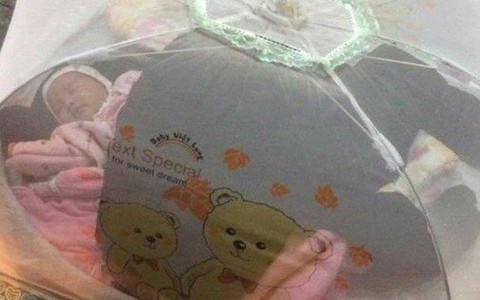 Em bé 1 tháng tuổi nằm trên vỉa hè Hà Nội lúc gần 12 giờ đêm và câu chuyện buồn đằng sau