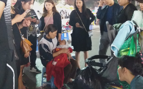 Bé gái 1 tháng tuổi hàng đêm phải đắp chăn nằm vỉa hè chợ Đồng Xuân chờ mẹ có hoàn cảnh cần được giúp đỡ