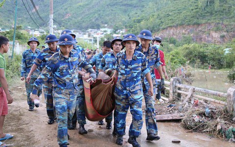 Vợ chồng thầy cô giáo cùng 2 con nhỏ tử vong thương tâm trong vụ sạt lở kinh hoàng ở Nha Trang