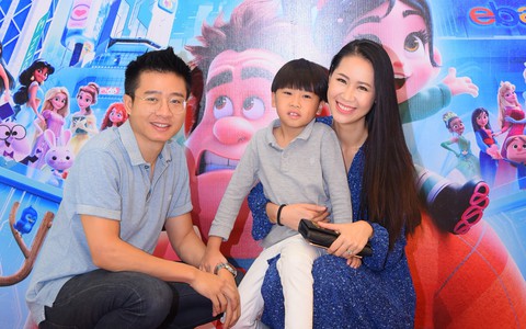 Hoa hậu Dương Thùy Linh xuất hiện đầy rạng rỡ cùng chồng doanh nhân và con trai
