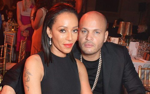 Mel B (Spice Girls) đau đớn kể lại chuyện chồng cũ ép quan hệ tập thể rồi quay lại 64 đoạn video 
