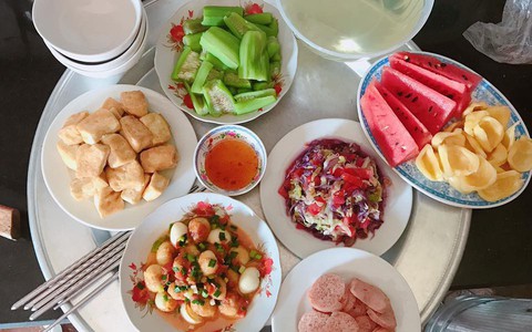 “Tăng xin giảm mua", mẹ trẻ chỉ tốn 10k cho mâm cơm 6 món, vẫn còn có thêm đĩa mít và dưa hấu tráng miệng