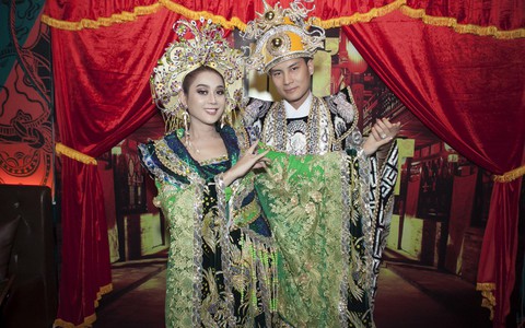 Muốn nổi bật trong sự kiện, vợ chồng Lâm Khánh Chi kêu khổ vì mặc đồ cải lương nặng nề 