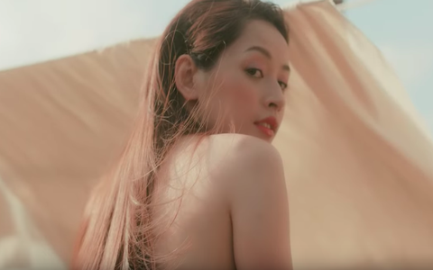 Qua rồi thời hot girl ngoan hiền, Chi Pu đang cởi áo khoe ngực đây này 