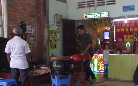 Nghẹn lòng cảnh chồng đưa thi thể vợ và 2 con nhỏ về quê sau vụ cháy xe bồn chở xăng ở Bình Phước
