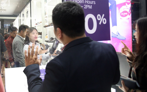 Giữa trưa nắng, dân Sài Gòn và Hà Nội vẫn chen lấn, nhờ người quen mua hàng qua cửa kính dịp Black Friday