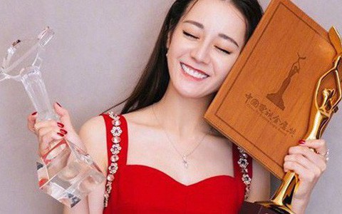 Giữa bão scandal D&G, Địch Lệ Nhiệt Ba bất ngờ xóa bài viết khoe đoạt giải Thị Hậu Kim Ưng vì lý do liên quan