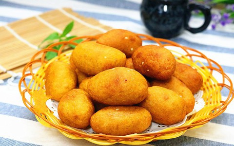 Mùa đông này không thể bỏ qua món bánh bí đỏ chiên giòn ngon tuyệt đối này