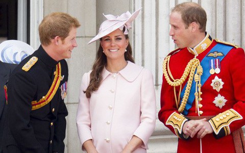 Trước khi Meghan xuất hiện rồi nảy sinh mâu thuẫn, Hoàng tử Harry và vợ chồng anh trai từng là bộ ba hoàng tộc thân thiết thế này