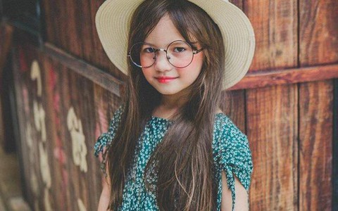 Danh tính cô bé phiên dịch vanh vách cho mẹ và tài xế: Mang 2 dòng máu, vẻ ngoài như thiên thần