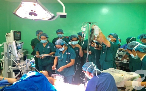 Bác sĩ Sài Gòn chạy xe luồn lách hẻm nhỏ cứu người phụ nữ 37 tuổi, mang thai lần 4 bị xuất huyết lâm nguy