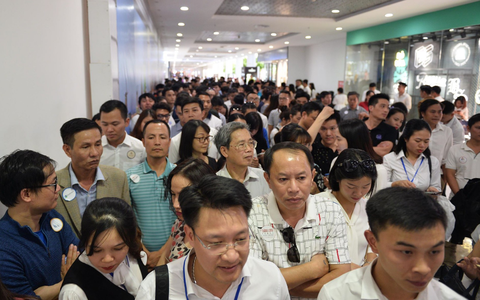 Hà Nội: Hàng ngàn dân công sở cùng các cặp vợ chồng trẻ ùn ùn đổ về xem căn hộ mẫu của VinCity 