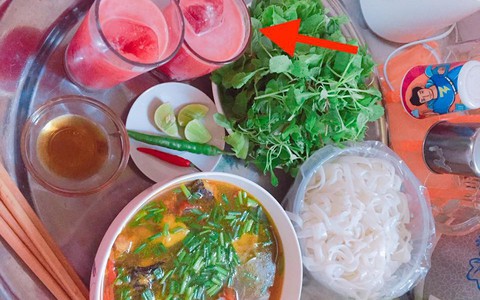 Chán cơm nấu bún, vợ trẻ nhận vô số lời khen với bữa ăn hoàn hảo cho tới khi bị hỏi về "cốc nước lạ"