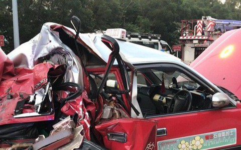 Va chạm thảm khốc giữa taxi và xe khách, ít nhất 39 người thương vong