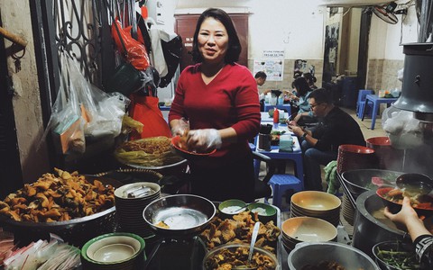 Hàng bún cá ngõ Hồng Phúc, 20 năm chuyên bán xuyên đêm, mở cửa giờ hiểm mà khiến khách mê tít nhờ nguyên liệu bí mật