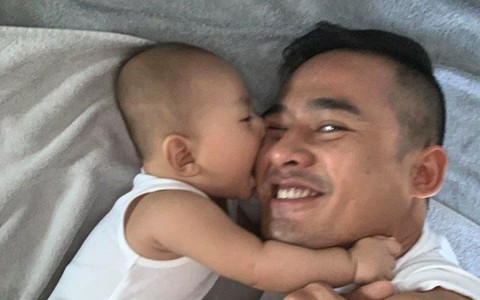 Không còn là nam thần màn ảnh, Lương Thế Thành giờ đã thành "ông bố bỉm sữa", quên cả cạo râu vì chăm con