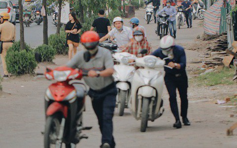 Hàng trăm người dắt xe máy ngược chiều trên vỉa hè: "Dù biết là sai và đẩy như vậy mệt lắm nhưng cực chẳng đã..."