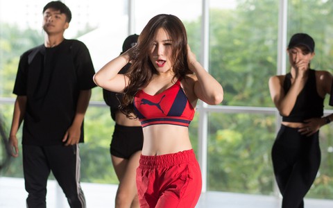 Hương Tràm khoe vũ đạo bốc lửa, kể chuyện chạy show đến mức đổ bệnh 