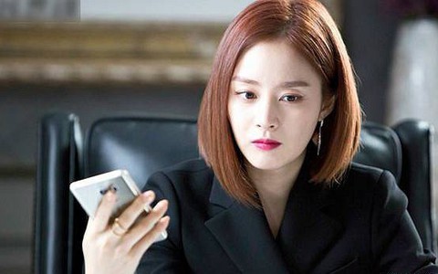 Dò tìm qua điện thoại biết sự thật về anh chồng muốn riêng tư, không bao giờ bấm like trên facebook vợ