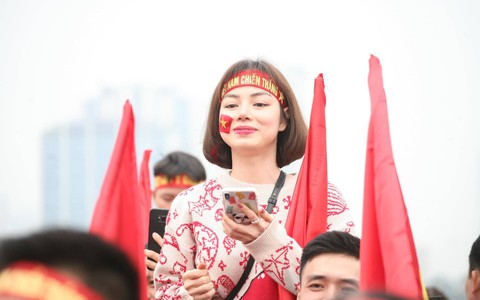 Ngắm những bóng hồng xinh đẹp không thể thiếu trong đội hình cổ vũ máu lửa trên sân Mỹ Đình hôm nay