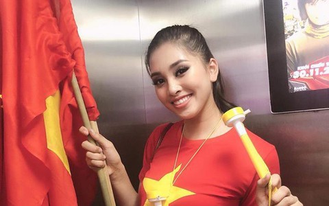 Trở về từ Miss World, Tiểu Vy liên tục xuống đường đi bão ăn mừng 2 chiến thắng vang dội của tuyển Việt Nam