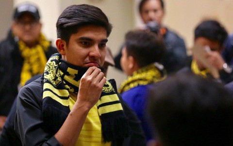 Bộ trưởng 9x, đẹp trai như hot boy của Malaysia không ngồi khán đài vip, hòa mình cùng Ultras tiếp lửa thầy trò Tan Cheng Hoe