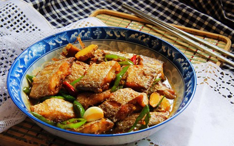 Bữa tối mùa đông có cá chiên mặn ngọt nóng hổi thì ngon khỏi bàn
