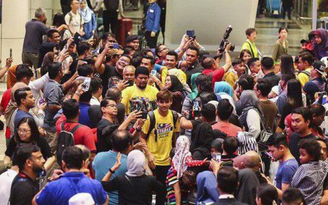 Thất bại trước Việt Nam, đội tuyển Malaysia vẫn được chào đón như những người hùng khi về nước