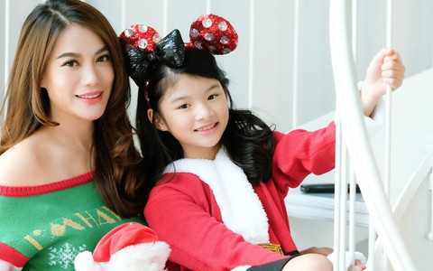 Trương Ngọc Ánh khoe vẻ gợi cảm, đón Giáng sinh sớm cùng con gái Bảo Tiên