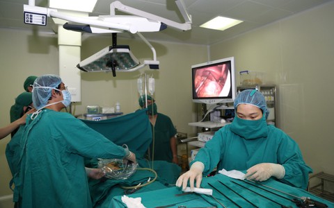 Cấp cứu thành công bệnh nhân viêm ruột thừa cấp có phủ tạng đảo ngược hoàn toàn cực kỳ hiếm gặp