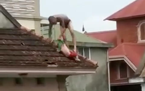 Khởi tố, tạm giam gã đàn ông "ngáo đá" ném con từ mái nhà xuống đất