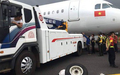 Tịch thu bằng lái của 2 phi công máy bay Vietjet bị rơi bánh ở sân bay Buôn Ma Thuột