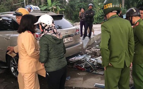 Hải Phòng: Nữ tài xế xe Lexus va chạm với xe 16 chỗ, tăng ga đâm vào xe ôm