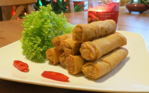 Hot mom Việt ở Anh chia sẻ cách làm chả giò chay ngon nhức nhối
