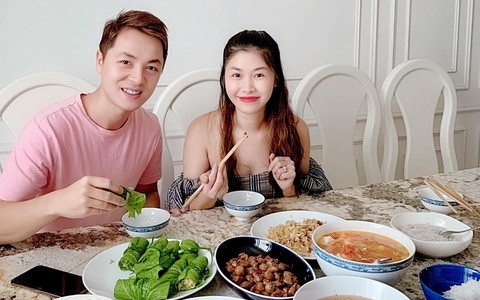 Đã xinh đẹp còn đảm đang, bà xã Đăng Khôi khiến dân mạng trầm trồ với mâm cơm trưa ngon như nhà hàng