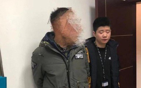 Ra trường 20 năm, ông chú thù dai vẫn quay lại trường đánh thầy giáo cũ vì hay phạt mình lúc đi học