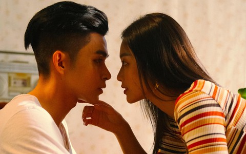 Jun Phạm - Khả Ngân hôn môi ngọt ngào như đôi vợ chồng mới cưới