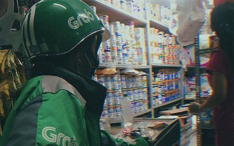 Ông già Noel áo xanh và niềm vui nho nhỏ trị giá 15 nghìn đồng giữa Sài Gòn hoa lệ gây xúc động