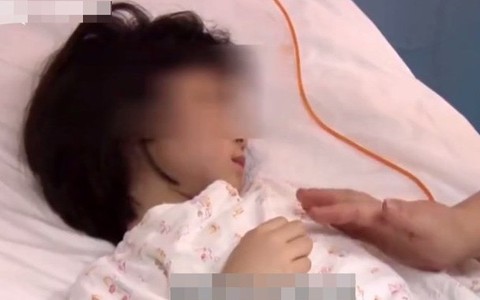 Con gái cảm sốt nhiều ngày, mẹ đưa đến bệnh viện thì phát hiện trong phổi có 600ml mủ và lời cảnh tỉnh về căn bệnh thường gặp ở trẻ