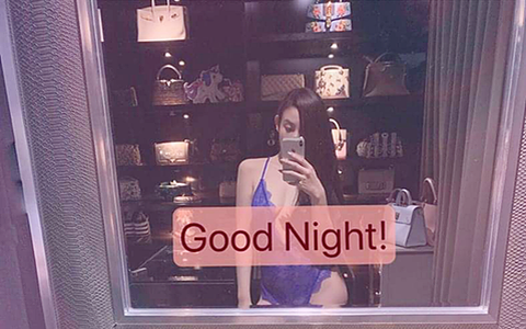 Huyền Baby mặc đồ sexy chúc mọi người ngủ ngon, nhưng những thứ sau lưng cô đã khiến hội chị em mất ngủ