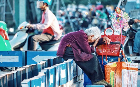 Ngày cuối năm, nhói lòng nhìn cụ bà gần đất xa trời gục mặt vào gánh hàng rong giữa ngã tư Hà Nội