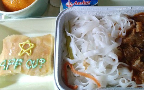 Món ăn khiến đội tuyển Việt Nam bất ngờ trên máy bay từ Philippines về Hà Nội