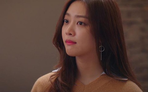 Ôm hôn chồng trong bếp bị mẹ chồng bắt gặp, hành động này của bà khiến nàng dâu muối mặt