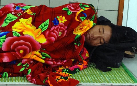 Những giấc ngủ không trọn vẹn trong bệnh viện giữa đêm đông lạnh buốt dưới 10 độ C