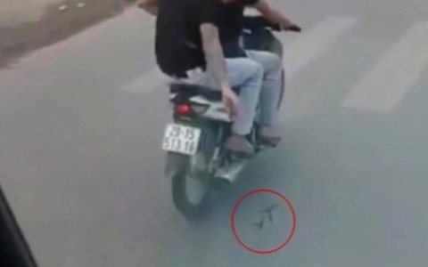Hà Nội: Cảnh sát bắt giữ hai thanh niên rải đinh cực nguy hiểm ngay trước đầu xe
